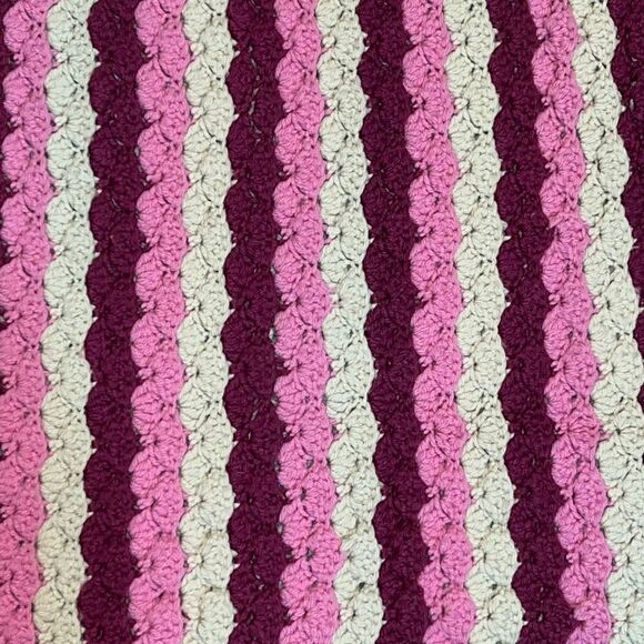 Vintage Handmade Pink & Cream Striped Shell Stitch Crochet Blanket Throw Afgan - Picture 3 of 3